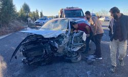 Adıyaman'da iki otomobilin çarpıştığı kazada 1'i polis 2 kişi yaralandı