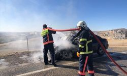 Besni'de seyir halindeki otomobil yandı