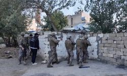 Adıyaman'da uyusturucu 4 tabanca ile pompalı tüfek ele geçirdi.