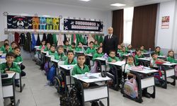 AFAD gönüllüsü öğretmen okul okul gezerek deprem farkındalığı oluşturmaya çalışıyor