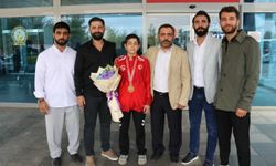 Balkan şampiyonu milli güreşçi Mehmet Esat Dedeoğlu, Şanlıurfa'da törenle karşılandı