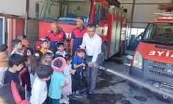 Besnili Minikler Yangın Söndürmeyi Öğrendi..