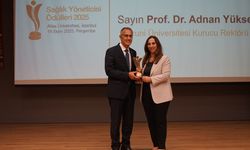 Biruni Üniversitesi Rektörü Yüksel’e sağlık ödülü verildi