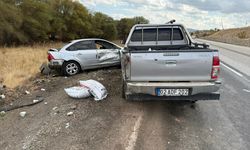 Gölbaşı'nda kamyonetin park halindeki otomobile çarpması sonucu 2 kişi yaralandı