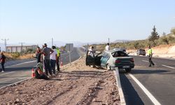 Kilis'te devrilen otomobildeki 2 kişi yaralandı