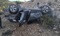 Mardin'de devrilen otomobildeki 2 kişi yaralandı