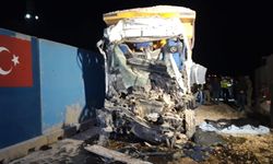 Mardin'de tır ile kamyonun çarpıştığı kazada 1 kişi öldü