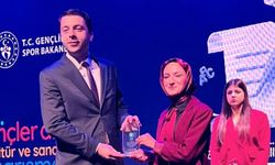 Özhan’dan Şiir Okuma Şampiyonumuza Moral Desteği!