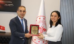 Prof. Dr. Şirik'ten, Yalçın'a teşekkür plaketi