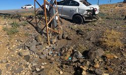 Elektrik direğine çarpan otomobilin sürücüsü yaralandı