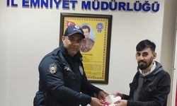 Siirt'te bir vatandaş ATM'de unutulan para ve kartı polise teslim etti