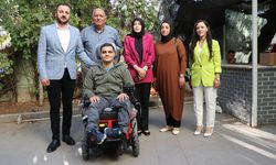 Siirt'te engelli gence merdiven çıkabilen tekerlekli sandalye hediye edildi