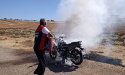 Park halindeki motosiklette çıkan yangın söndürüldü