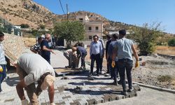 Silopi Kaymakamı Çağlar Partal, parke taşı çalışmasını inceledi