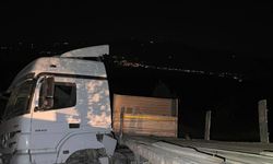 Şırnak'ta şarampole yuvarlanan tırın sürücüsü öldü