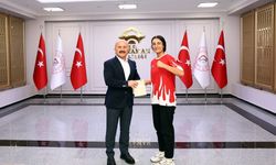 Muay Thai dünya ikincisi Erdoğan'a Vali'den ödül
