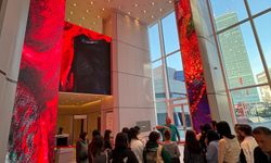 Akbank Refik Anadol'un eserini öğrencilerle buluşturuyor