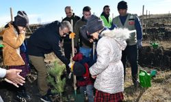 Ardahan’da öğrenciler fidan dikti.