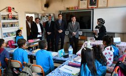 Batman’da öğrenciler köy okulunun sınıfını boyadı