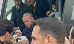 Cumhurbaşkanı Erdoğan Adıyaman'da 4 aylık bebeği fark edince konvoyu durdurdu