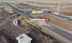 Diyarbakır-Şanlıurfa’da tır devrildi, trafik yavaş