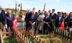 Kurtulmuş’tan Deprem Şehitlerine Dua ve Çiçek