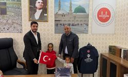 Şanlıurfa'da kız kardeşlerin bayrak sevgisi yürekleri ısıttı