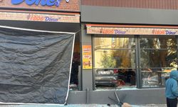 Kontrolden çıkan otomobil dönerci dükkanına girdi