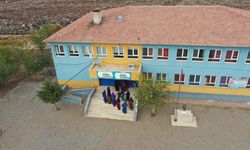 Öğretmenler hem çocukları hem de annelerini okutuyor