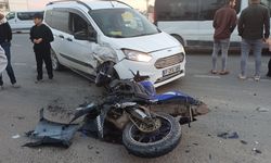 Hafif ticari araçla çarpışan motosikletteki 2 kişi yaralandı
