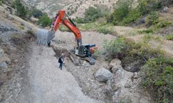 Uludere'de yol açma ve genişletme çalışması yapılıyor