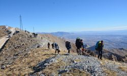 Yamaç paraşütü tutkunları Cudi Dağı'ndan süzüldü
