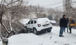 Adıyaman'da kar yağışı kazaya neden oldu: Araç köprüde askıda kaldı - Videolu Haber