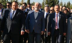 Ağıralioğlu, Adıyaman'da Deprem Şehitliği'ni ziyaret etti