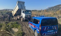 Antalya'da akarsu yatağından izinsiz kum alınmasına müdahale