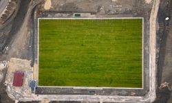 Mardin Artuklu’da yeni çim saha tamamlanıyor