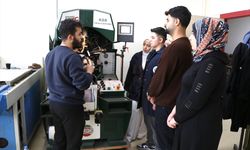 Mezun olduğu okulda ayakkabıcılığın inceliklerini öğretiyor
