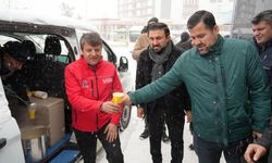 Başkan Tutdere'den kar yağışında vatandaşa sıcak çorba ikramı - Videolu Haber