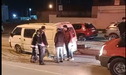 Besni Belediyesi Önünde Araç Lastiği Alev Aldı