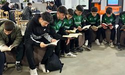 Cizre Dicle Sporlu futbolcular, kütüphanede