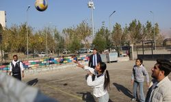 Cizre Milli Eğitim Müdürü İke, öğrencilerle voleybol oynadı