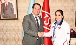DÜ Rektörü Eronat başarılı sporcularla görüştü