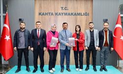 Kahta'da İnşirah Dergisi Kaymakam Soysal'a takdim edildi