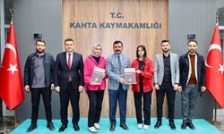 Kahta'da İnşirah Dergisi Kaymakam Soysal'a takdim edildi