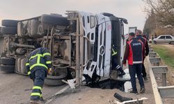 Mardin'de devrilen tırın sürücüsü yaralandı