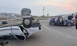 Şanlıurfa'da iki otomobilin çarpıştığı kazada iki kişi yaralandı