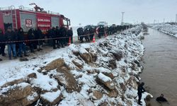 Şanlıurfa'da sulama kanalına düşen otomobildeki 4 kişi için kurtarma çalışması başlatıldı