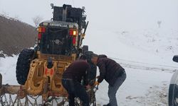 Siirt'te kar yağışı nedeniyle Geçittepe yolu ulaşıma kapandı