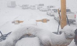 Siirt'te kar yağışı nedeniyle mahsur kalan minibüs ve ambulans kurtarıldı