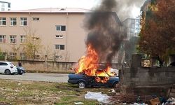 Siirt'te park halindeki otomobil yandı